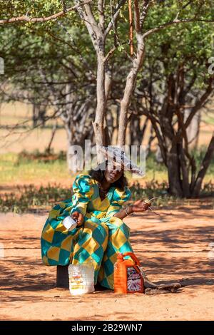 6. MAI: Frau des Stammes Himba Herero mit Kindern im Dorf Himba bei Kamanjab im Norden von Namibia, 6. Mai 2018, in der Provinz Navi Stockfoto