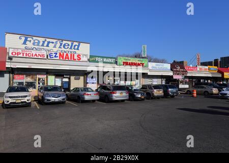 Fairfield Shopping Center, Brooklyn, New York. NYC-Schaufensterfoto eines Einkaufszentrums mit sehr wenigen Kettengeschäften in East New York Stockfoto