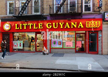 Little Guyana Bake Shop, 116-04 Liberty Avenue, Queens, New York. NYC-Schaufensterfoto eines karibischen Marktes und einer Bäckerei in South Richmond Hill. Stockfoto