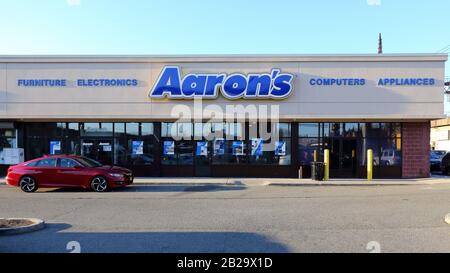 Aaron's, 9805 Liberty Avenue, Queens, New York. NYC Schaufenster Foto eines Miethauses zum eigenen, zum eigenen mieten, Mietmöbelgeschäft in Ozone Park Stockfoto