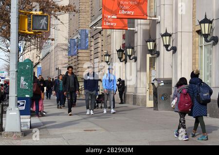 Menschen, Studenten, die am Broadway in Morningside Heights in der Nähe der Columbia University in New York, New York, 24. Februar 2020 spazieren gehen Stockfoto