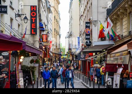 Menschen, die auf der Straße des Latin Quarter, dem 5. Pariser Viertel, spazieren gehen Stockfoto