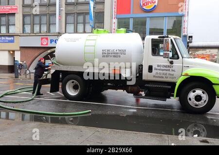 Ein Vakuum-Lkw sammelt gebrautes Speiseöl, Altöl und Fett aus einem Restaurant in Brooklyn Sunset Park, New York, zur Umwandlung in Biodiesel-Kraftstoff. Stockfoto