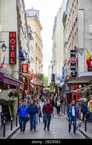 Menschen, die auf der Straße des Latin Quarter, dem 5. Pariser Viertel, spazieren gehen Stockfoto