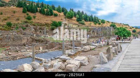Ephesus, Türkei - 07.17.2019. Prytaneion Ruinen in der Nähe des Staates Agora in der antiken Stadt Ephesus, Türkei, an einem sonnigen Sommertag Stockfoto
