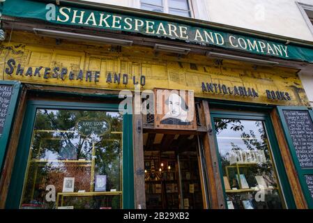 Shakespeare and Company, die berühmten englischsprachigen Buchhandlungen in Paris, Frankreich Stockfoto