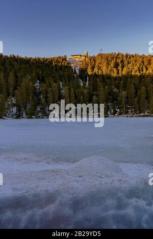 Landschaftsbild am Meer mit dem Namen Mummelsee im Schwarzwald bei Sonnenuntergang, Seebach, Deutschland Stockfoto