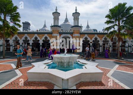 Touristen in der Jamek-Moschee, einer der ältesten Moscheen in Kuala Lumpur, Malaysia Stockfoto