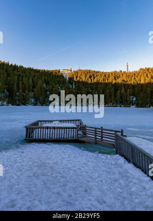 Landschaftsbild am Meer mit dem Namen Mummelsee im Schwarzwald bei Sonnenuntergang, Seebach, Deutschland Stockfoto