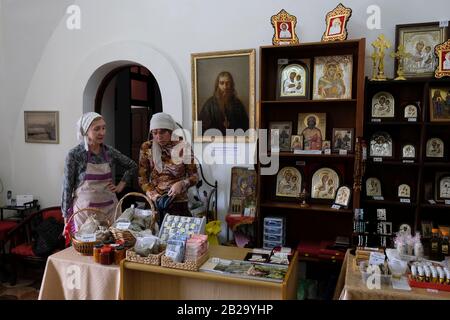 Russisch-orthodoxe Nonnen verkaufen Souvenirs in der russisch-orthodoxen Kirchlichen Mission des Moskauer Patriachatsklosters des heiligen Apostels Zacchaeus in der Stadt Jericho, Westjordanland, Palästinensische Gebiete, Israel Stockfoto