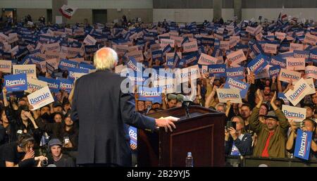 Los Angeles, Vereinigte Staaten. März 2020. Der demokratische Präsidentschaftskandidat Bernie Sanders spricht mit einer großen, begeisterten Menschenmenge im Rahmen seiner Super-Tuesday-Wahlkampfbemühungen, die demokratische Nominierung für den präsidenten im Los Angeles Convention Center in Los Angeles am Sonntag, den 1. März 2020, zu sichern. Foto von Jim Ruymen/UPI Credit: UPI/Alamy Live News Stockfoto