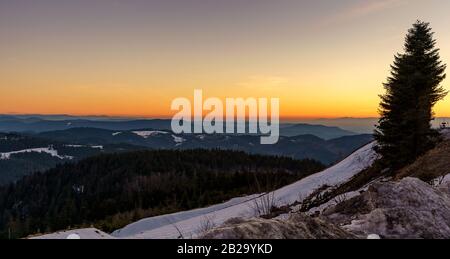 Landschaftsbild am Meer mit dem Namen Mummelsee im Schwarzwald bei Sonnenuntergang, Seebach, Deutschland Stockfoto