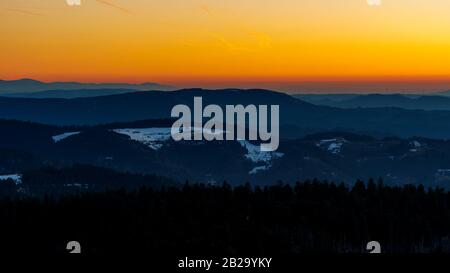 Landschaftsbild am Meer mit dem Namen Mummelsee im Schwarzwald bei Sonnenuntergang, Seebach, Deutschland Stockfoto