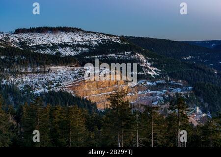 Landschaftsbild am Meer mit dem Namen Mummelsee im Schwarzwald bei Sonnenuntergang, Seebach, Deutschland Stockfoto