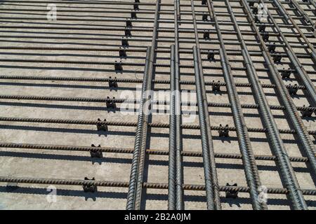 Auf den Kunststoffschellen wurden Verstärkungsstäbe verlegt, um die erforderliche Betonabdeckung zu gewährleisten. Stockfoto