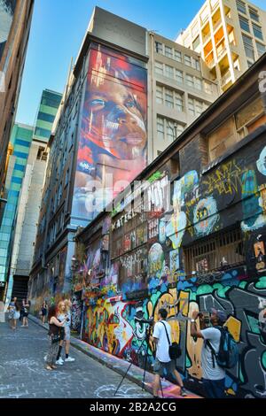 Hosier Lane, eine Straße, die für Graffiti-Kunstwerke in Melbourne, Australien berühmt ist Stockfoto