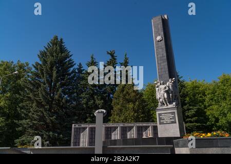 Juni 2018. Russland. Die Stadt Domodedovo. Tag. Obelisk der Herrlichkeit für Soldaten - Domodedovo-Soldaten, die während des zweiten Weltkriegs starben Stockfoto