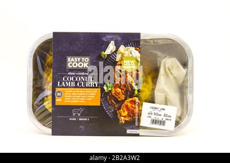 Alberton, Südafrika - ein Behälter Mit Leicht zu kochenden Kokoslamm-Curry aus Woolworths Food, isoliert auf einem klaren Hintergrundbild mit Kopierraum Stockfoto