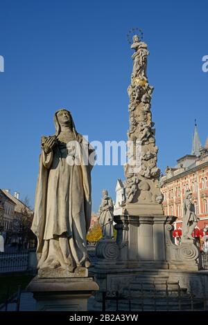 Säule der Heiligen Dreifaltigkeit vor blauem Himmelshintergrund - Kosice, Slowakei. Säulen der Heiligen Dreifaltigkeit und Marian sind religiöse Denkmäler, die in Danksagung errichtet wurden Stockfoto