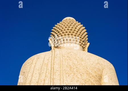 Nappe des 45 Meter großen Jade Buddha-Bildes auf dem Hügel - ein perfekter Ort für einen Blick auf Phuket Stockfoto