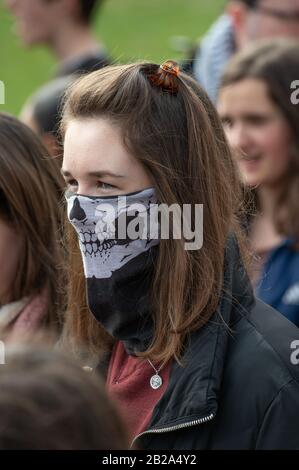 Studentische Aktivistin mit Maske beim Jugendstreik Für Klimademonstration, London, aus Protest gegen die fehlende Aktion der Regierung beim Klimawandel. Stockfoto