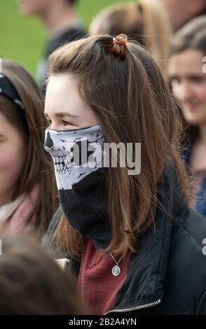 Studentische Aktivistin mit Maske beim Jugendstreik Für Klimademonstration, London, aus Protest gegen die fehlende Aktion der Regierung beim Klimawandel. Stockfoto