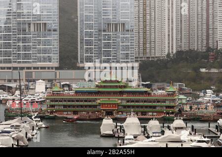 Hongkong, CHINA. März 2020. Der Besitzer des berühmten Tourismus-Wahrzeichen Hongkongs und des Symbols, JUMBO FLOATING RESTAURANT ( 1976 gegründet), hat angekündigt, dass das RESTAURANT bis auf weiteres ab morgen ( März 3, 2020 HK TIME ) unter dem Einfluss des durch eine Chinesische Pneumonie eingeleiteten Coronavirus-Ausbruchs vorübergehend geschlossen wird. Das Jumbo Floating Restaurant hat prominente Gäste wie Queen Elizabeth II, John Wayne, David Bowie, Tom Cruise und Gwyneth Paltrow empfangen. Es ist seit mehr als vier Jahrzehnten einer der beliebtesten Touristenspots für Besucher, dennoch haben sich die Geschäfte gedreht Stockfoto