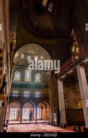 Verzierte Keramikfliesen an den Wänden und der Kuppel innerhalb der Blauen Moschee, Istanbul, Türkei Stockfoto