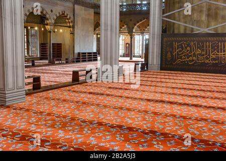 Mit Teppichboden besinneter Bereich in der Blauen Moschee, Istanbul, Türkei Stockfoto