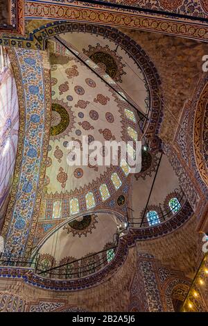 Verzierte Keramikfliesen an den Wänden und der Kuppel innerhalb der Blauen Moschee, Istanbul, Türkei Stockfoto