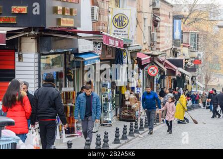 Viele Einheimische gehen entlang der Einkaufsstraßen in Istanbul, Türkei Stockfoto