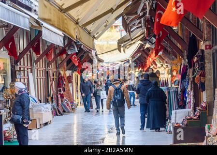 Türkische Flaggen fliegen vor Geschäften im Arasta-Basar, Istanbul, Türkei. Stockfoto