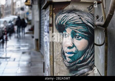 Straßenkunst eines arabischen Jungen, der in Wüstenroben an der Seite eines Straßenkabinetts gekleidet ist, Istanbul, Türkei Stockfoto