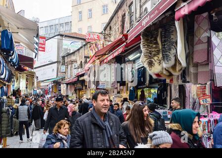 Viele Einheimische gehen entlang der Einkaufsstraßen in Istanbul, Türkei Stockfoto