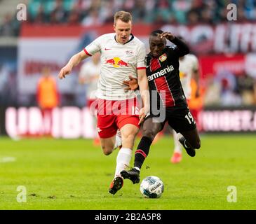 Leipzig, Deutschland. März 2020. Fußball: Bundesliga, RB Leipzig - Bayer 04 Leverkusen, 24. Spieltag, in der Red Bull Arena. Leipziger Lukas Klostermann (l) gegen Leverkusens Moussa Diaby. Kredit: Robert Michael / dpa-Zentralbild / dpa - WICHTIGER HINWEIS: Gemäß den Vorschriften der DFL Deutsche Fußball Liga und des DFB Deutscher Fußball-Bund ist es untersagt, im Stadion und/oder aus dem fotografierten Spiel in Form von Sequenzbildern und/oder videoähnlichen Fotoserien auszunutzen oder auszunutzen./dpa/Alamy Live News Stockfoto