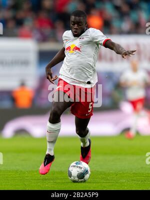 Leipzig, Deutschland. März 2020. Fußball: Bundesliga, RB Leipzig - Bayer 04 Leverkusen, 24. Spieltag, in der Red Bull Arena. Der Leipziger Dayot Upamecano spielt den Ball. Kredit: Robert Michael / dpa-Zentralbild / dpa - WICHTIGER HINWEIS: Gemäß den Vorschriften der DFL Deutsche Fußball Liga und des DFB Deutscher Fußball-Bund ist es untersagt, im Stadion und/oder aus dem fotografierten Spiel in Form von Sequenzbildern und/oder videoähnlichen Fotoserien auszunutzen oder auszunutzen./dpa/Alamy Live News Stockfoto