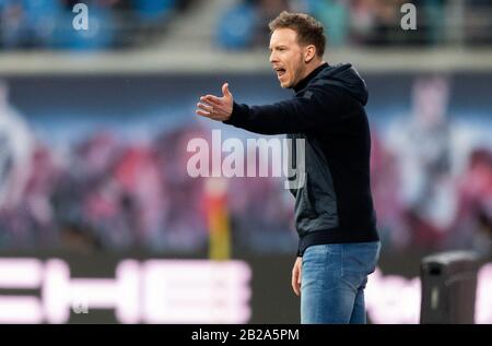 Leipzig, Deutschland. März 2020. Fußball: Bundesliga, RB Leipzig - Bayer 04 Leverkusen, 24. Spieltag, in der Red Bull Arena. Leipziger Trainer Julian Nagelsmann an der Seitenlinie. Kredit: Robert Michael / dpa-Zentralbild / dpa - WICHTIGER HINWEIS: Gemäß den Vorschriften der DFL Deutsche Fußball Liga und des DFB Deutscher Fußball-Bund ist es untersagt, im Stadion und/oder aus dem fotografierten Spiel in Form von Sequenzbildern und/oder videoähnlichen Fotoserien auszunutzen oder auszunutzen./dpa/Alamy Live News Stockfoto