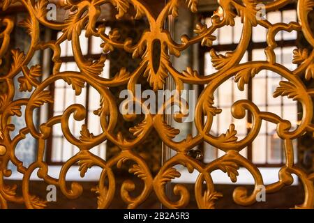 Guildiertes Alabaster-Fenstergeflecht im Hagia Sofia Museum, Istanbul, Türkei Stockfoto