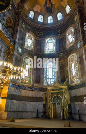 Verzierte Kuppel und bemalte Bögen, darunter eine Darstellung der Jungfrau Maria mit Jesus, mit später hinzugefügten islamischen Bannern, im Inneren des Hagia Sofia Museums, Stockfoto