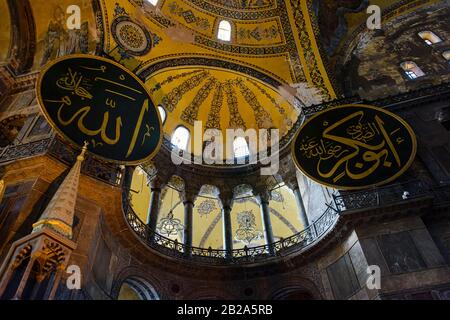 Verzierte Kuppel und bemalte Bögen mit später hinzugefügten islamischen Bannern im Hagia Sofia Museum, Istanbul, Türkei Stockfoto