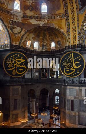 Verzierte Kuppel und bemalte Bögen mit später hinzugefügten islamischen Bannern im Hagia Sofia Museum, Istanbul, Türkei Stockfoto