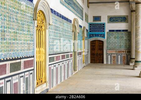 Verzierte Wandfliesen und Türen aus Keramik in einem Korridor im Topkapi Palace Museum, Istanbul, Türkei Stockfoto