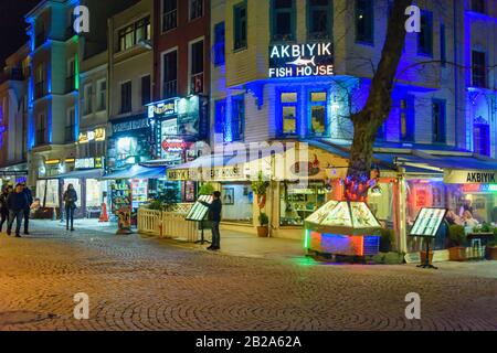 Restaurants in der Nacht, Istanbul, Türkei Stockfoto