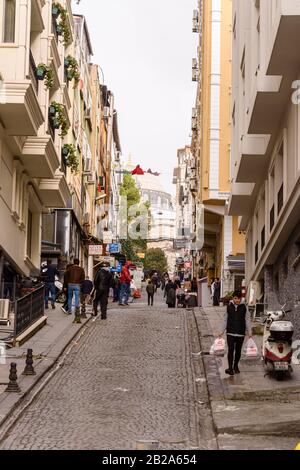 Steile Straße in Istanbul, Türkei Stockfoto