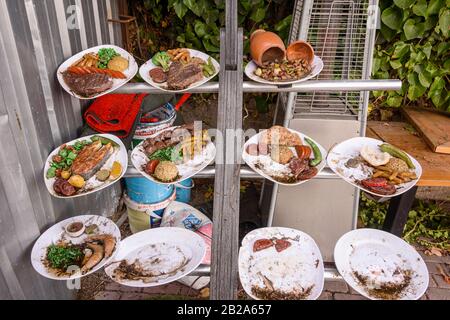 Teller mit verrottendem Essen vor einem ehemaligen Restaurant, Istanbul, Türkei Stockfoto