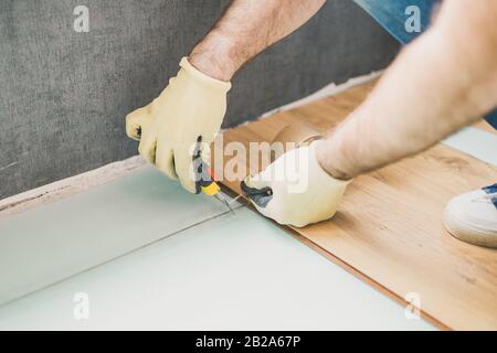 Qualifizierte Handwerker - Bodenbelag - Fußboden Stockfoto