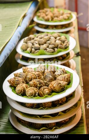 Teller mit Meeresschnecken und -muscheln an einem Straßennahrungsmittelstand, Bangkok, Thailand Stockfoto