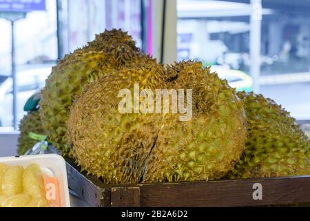 Durisches Obst zum Verkauf in einem Obststall, Bangkok, Thailand Stockfoto