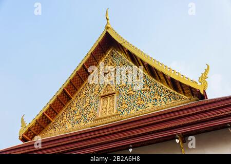 Verzierter Dachstuhl im Wat Chana Songkhram, Bangkok, Thailand Stockfoto