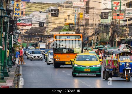 Verkehr auf einer Straße in Bangkok, Thailand Stockfoto